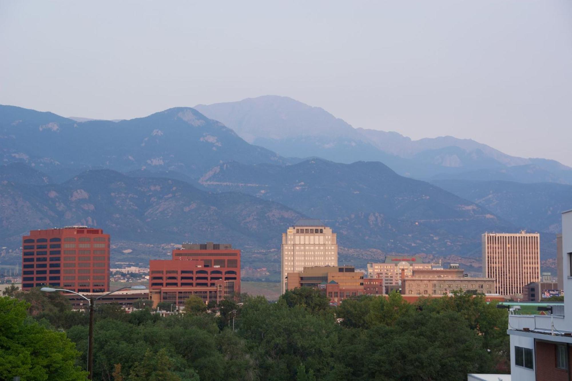 Holiday Inn Express & Suites Colorado Springs Central By Ihg Eksteriør billede