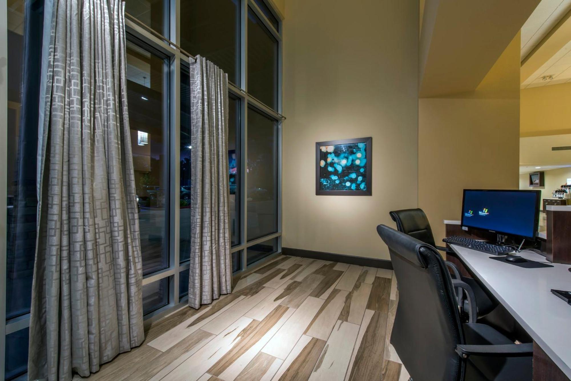 Holiday Inn Express & Suites Colorado Springs Central By Ihg Eksteriør billede